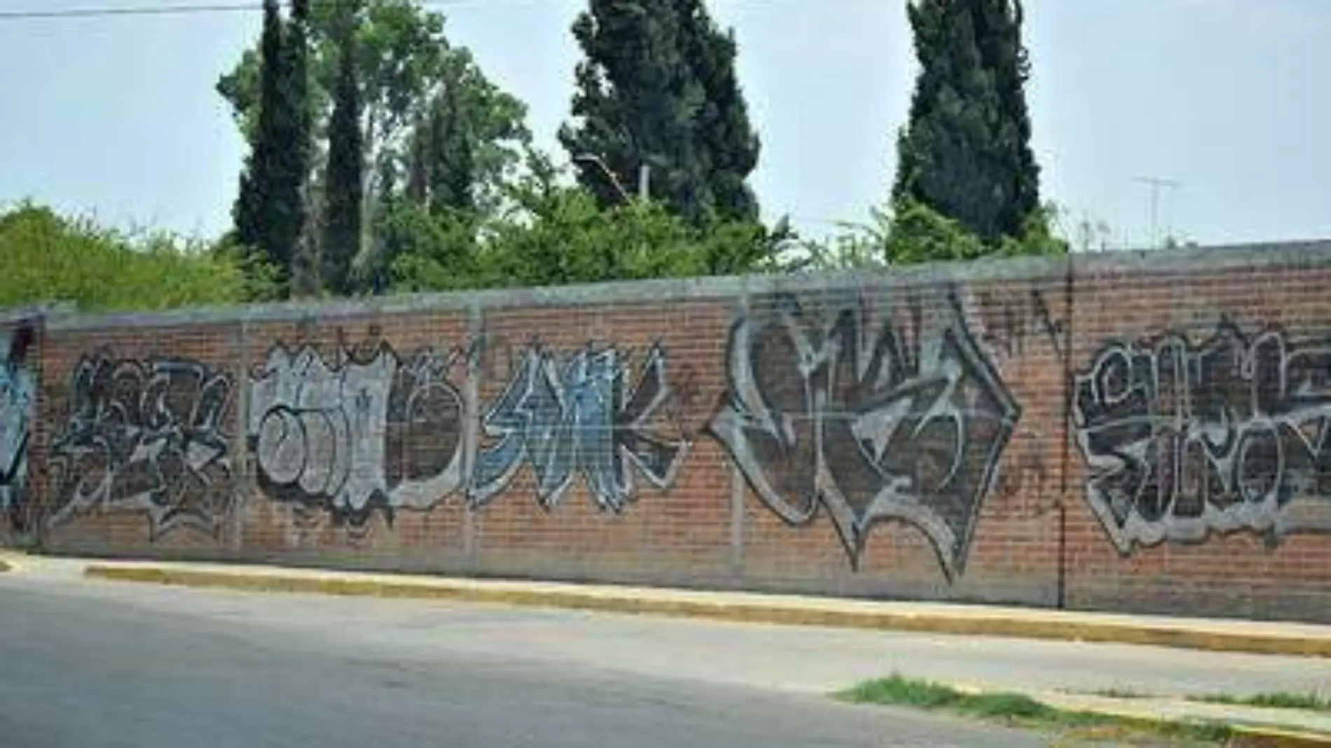 Muro de ladrillo con grafiti